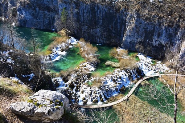 Las excursiones de un día en Trogir permiten llegar fácilmente a los Lagos de Plitvice.