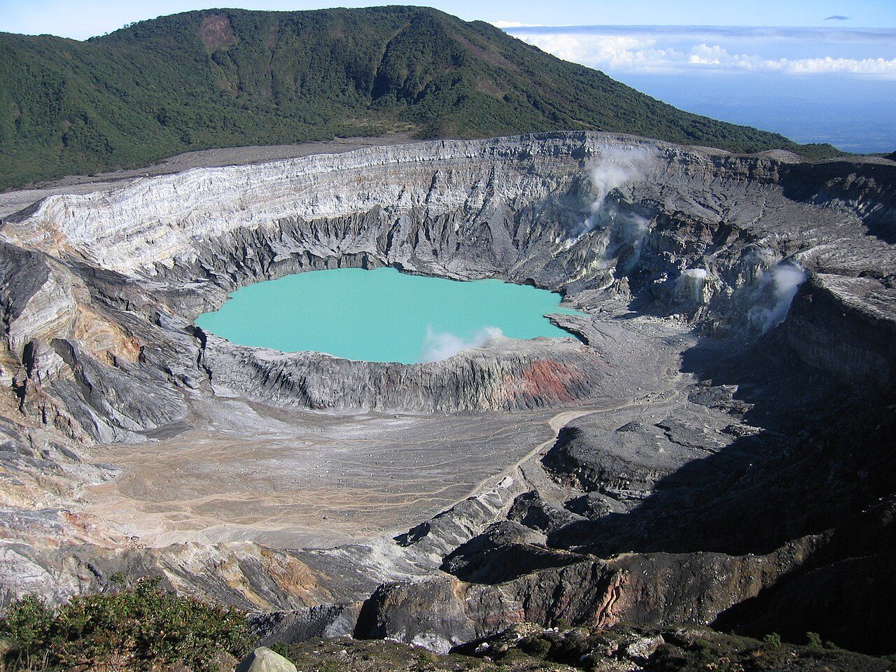 Cráter del volcán Poás, una de las excursiones de un día en San José más populares