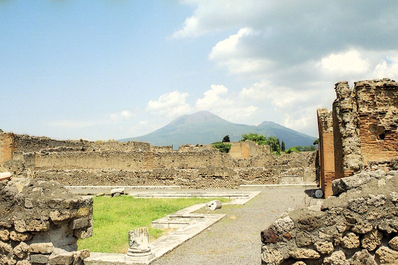 Las excursiones de un día en Nápoles permiten combinar Pompeya y el Vesubio sin complicaciones.