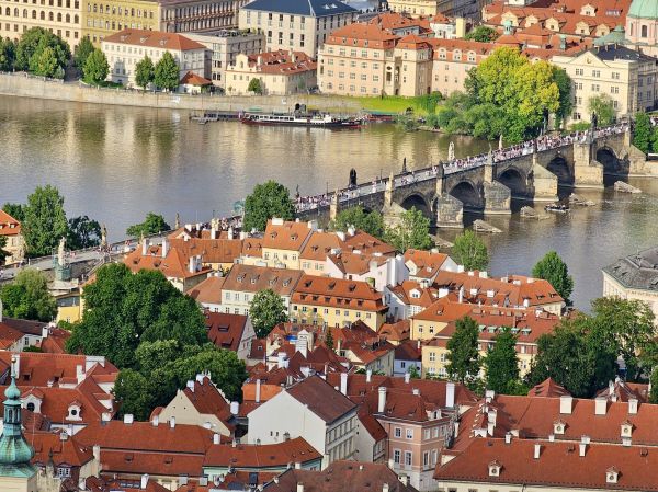 Grupos en una de las visitas guiadas en Praga cruzando el Puente de Carlos al amanecer.