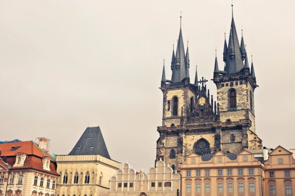 Free tours en Praga: la Plaza de la Ciudad Vieja es el punto de partida habitual.