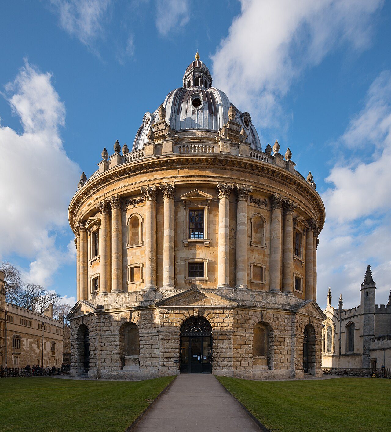 Los tours y visitas guiadas en Oxford recorren joyas como la Radcliffe Camera.