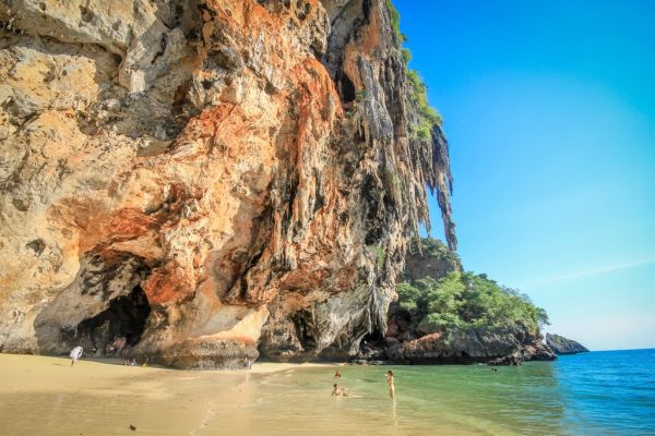 Las excursiones de un día en Krabi te llevan a playas como Railay, entre acantilados de piedra caliza.