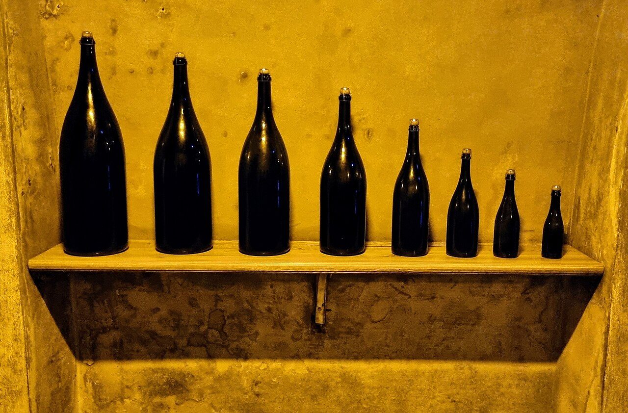 Cava subterránea en una visita guiada en Reims, corazón de la región de Champagne.