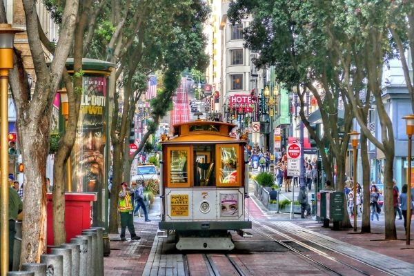 Recorriendo las calles empinadas en un free tour por San Francisco.