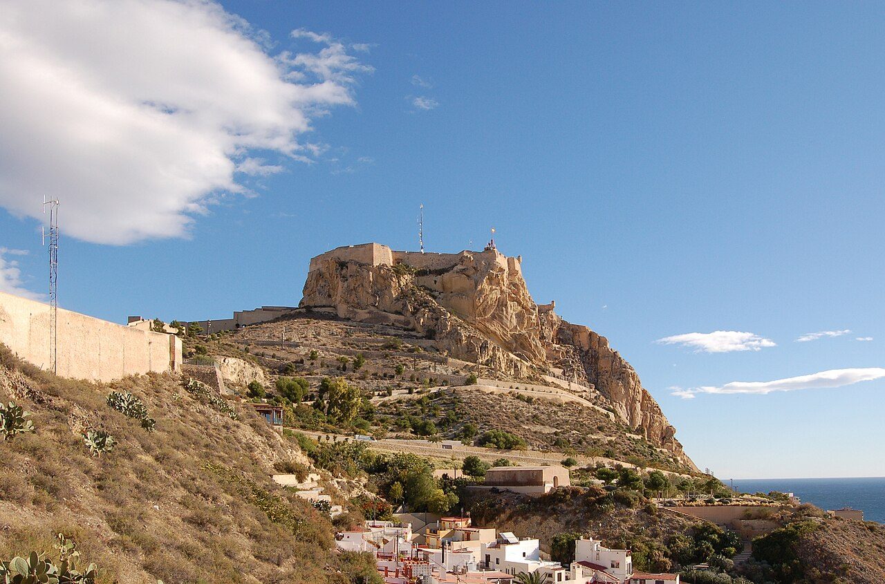 Entradas y museos en Alicante: el Castillo de Santa Bárbara domina la bahía.