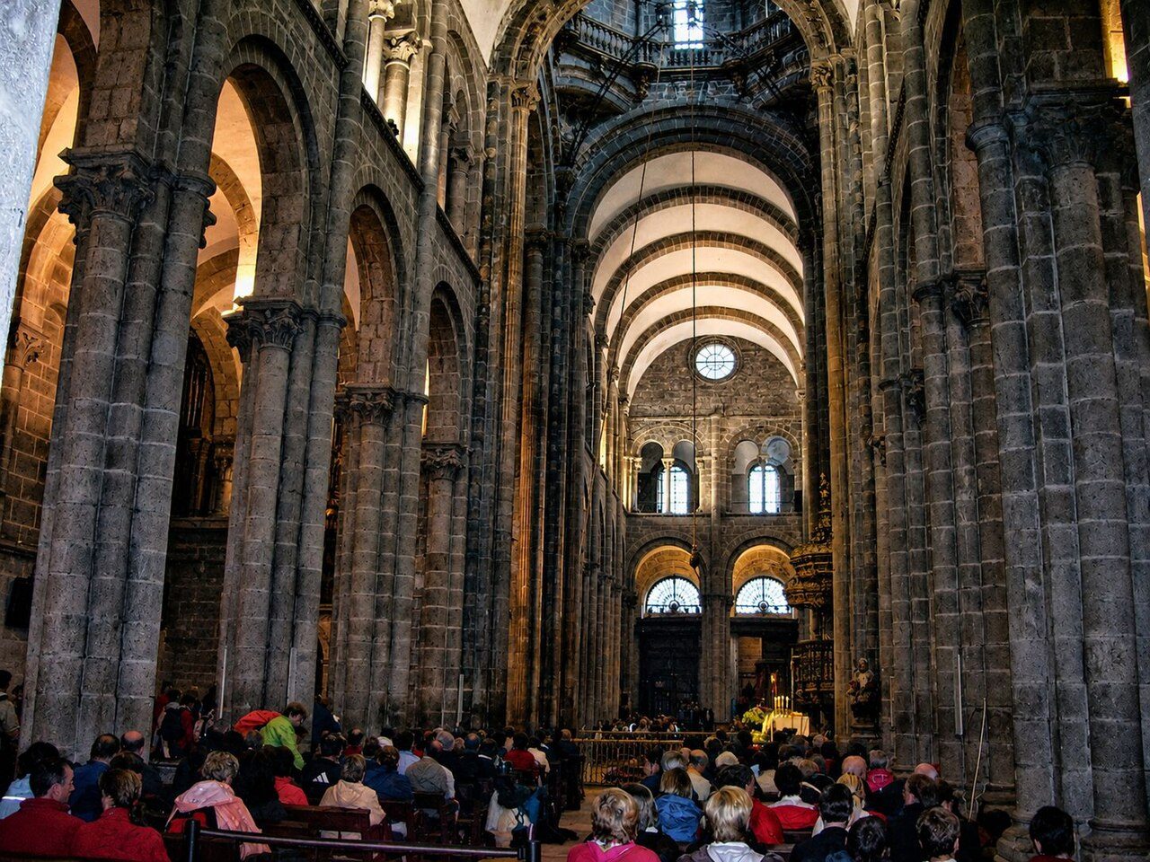 Entradas y museos en Santiago de Compostela: el interior de la catedral y su Pórtico de la Gloria.