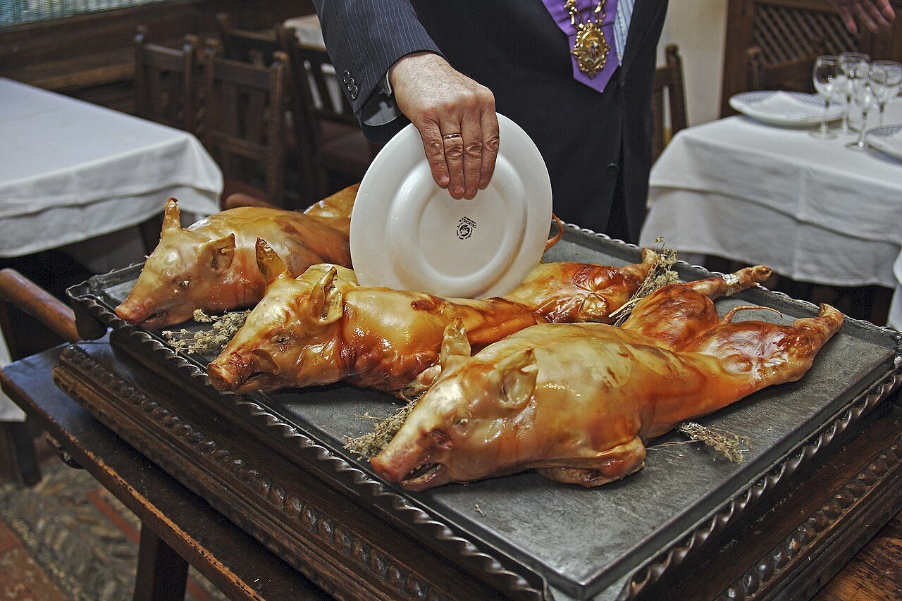El cochinillo asado, plato estrella de la gastronomía que ver y probar en Segovia