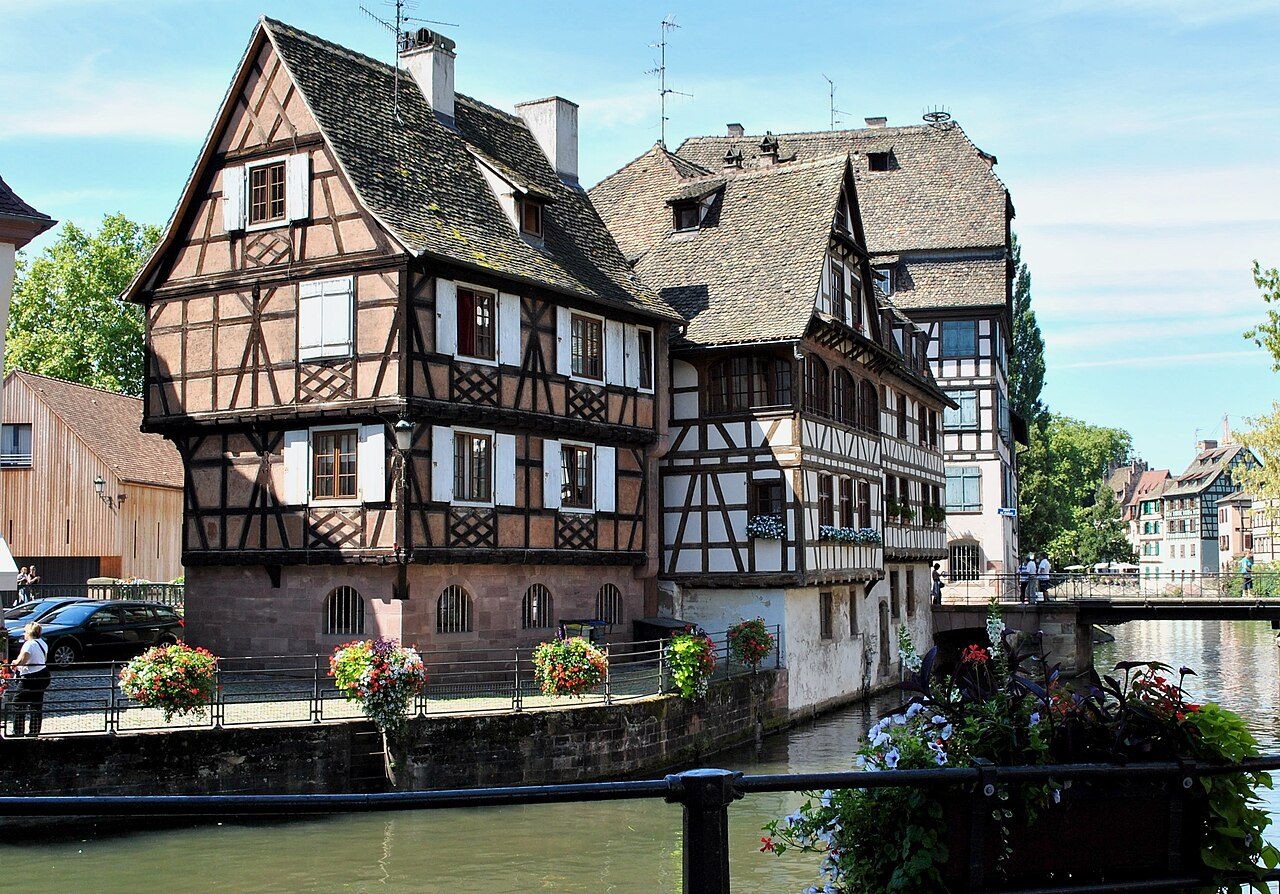 Casas de entramado junto a los canales, una de las estampas de qué ver en Estrasburgo