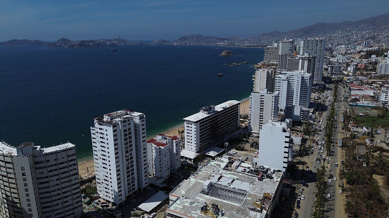 Vista de la bahía al llegar: la mejor postal de qué ver en Acapulco