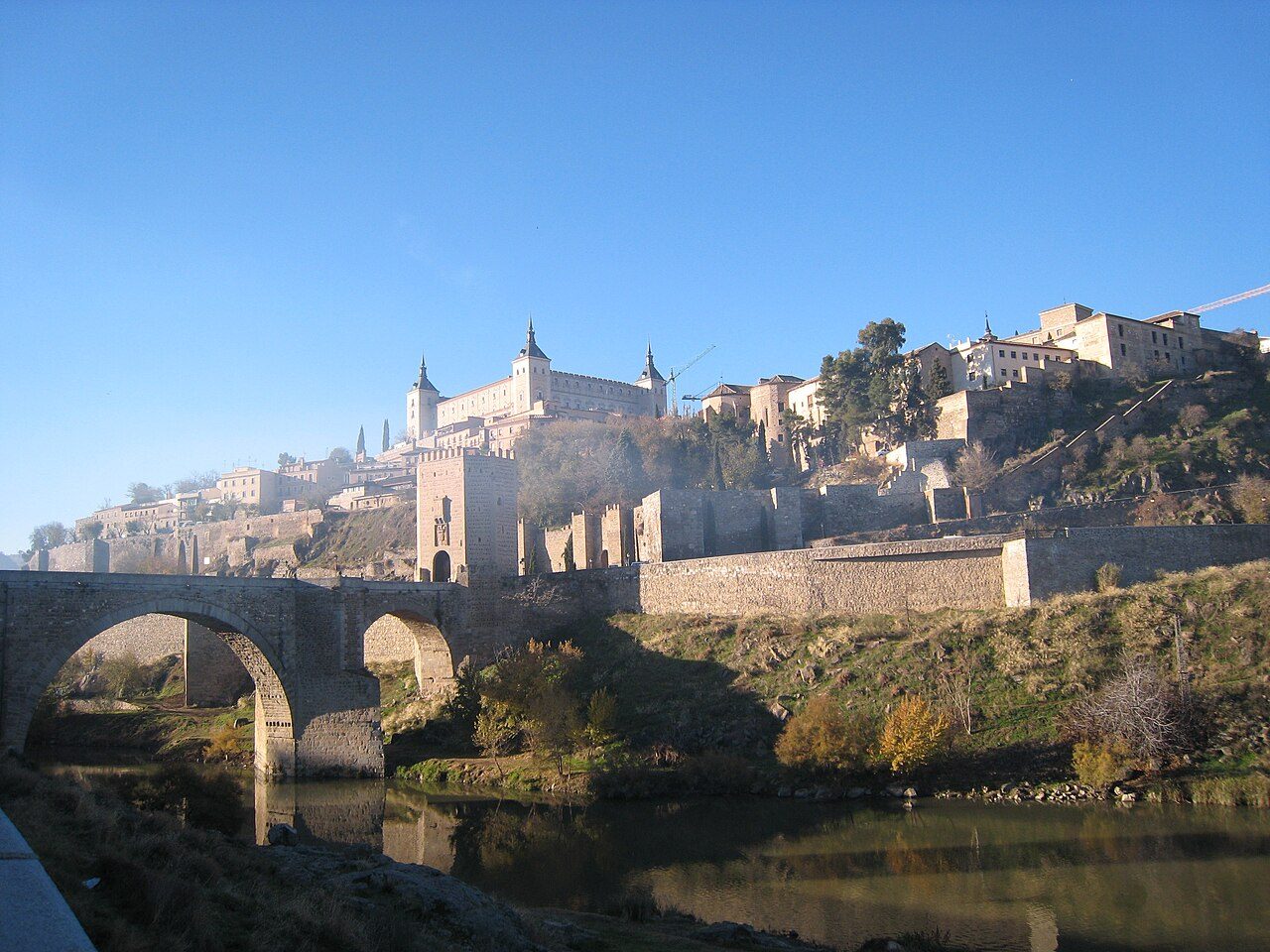 Panorámica clásica de qué ver en Toledo sobre el cerro rodeado por el río Tajo