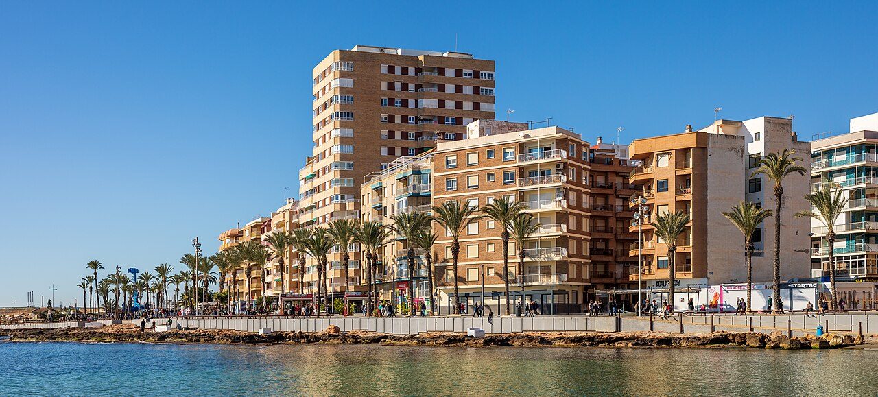 Vista de la costa de Torrevieja, punto de partida para descubrir qué ver en la ciudad