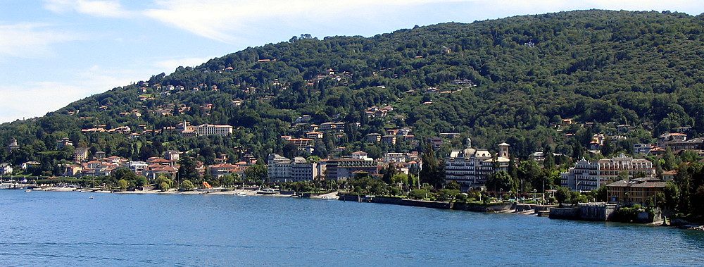 Cruceros y barcos en Stresa navegando hacia las Islas Borromeas