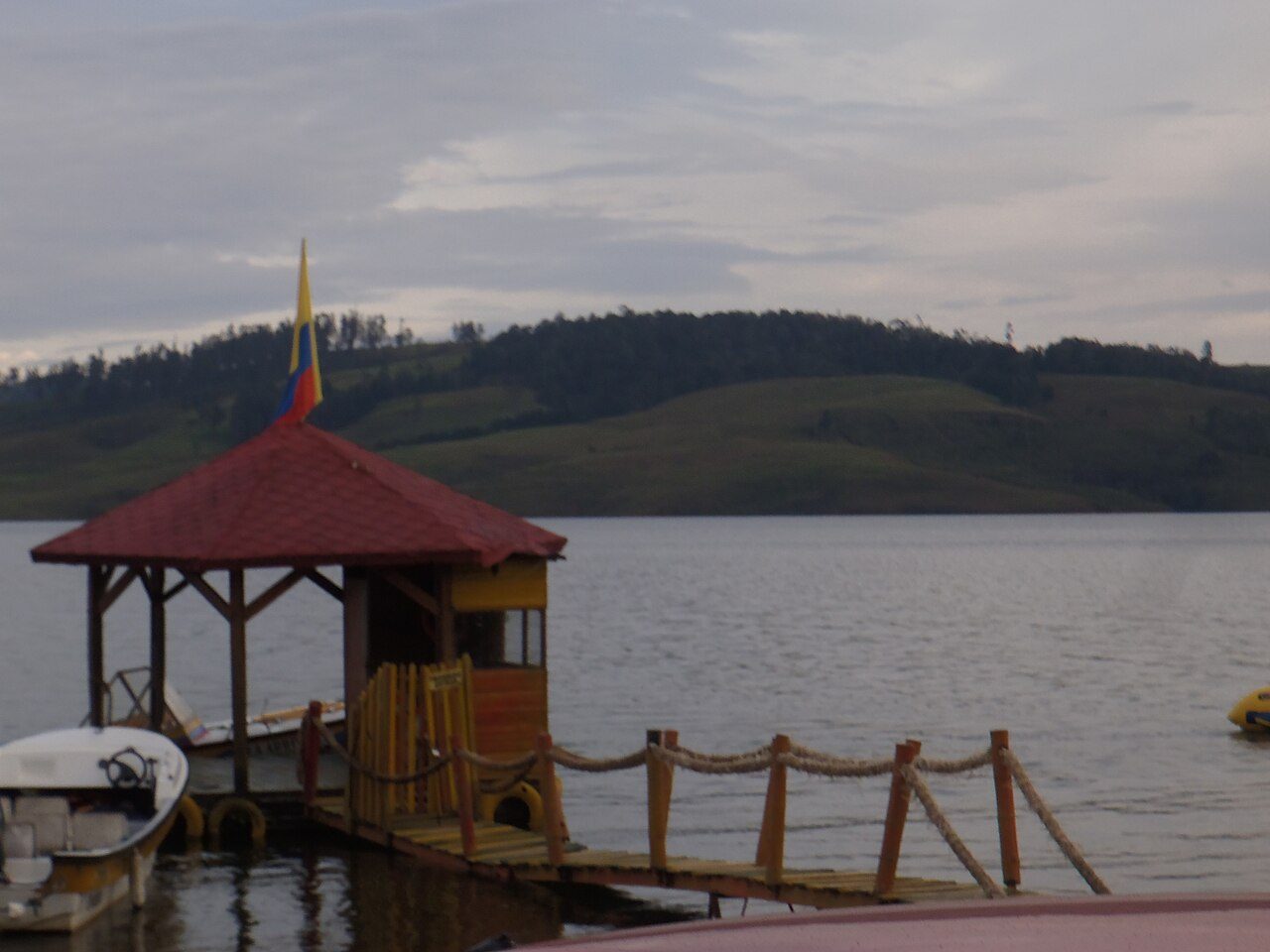 Excursiones de un día en Cali: el lago Calima es uno de los planes estrella cerca de la ciudad