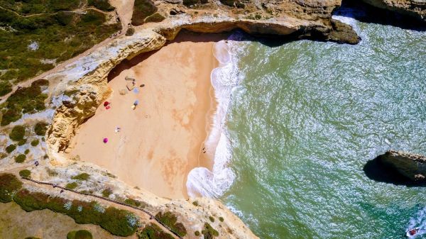 La Praia de Carvoeiro, arenal dorado en el corazón del pueblo