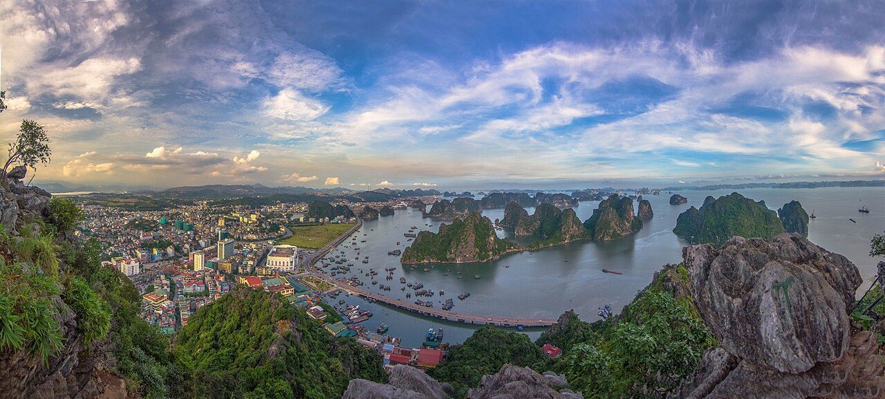 Llegando a Cat Ba, la puerta de entrada a la bahía de Ha Long