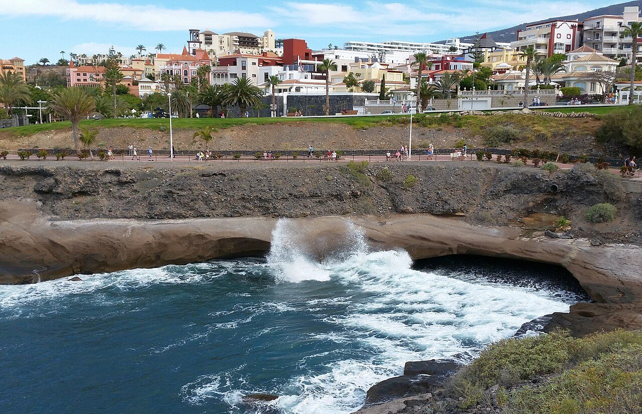 Vistas de la costa en Costa Adeje, el sur soleado de Tenerife