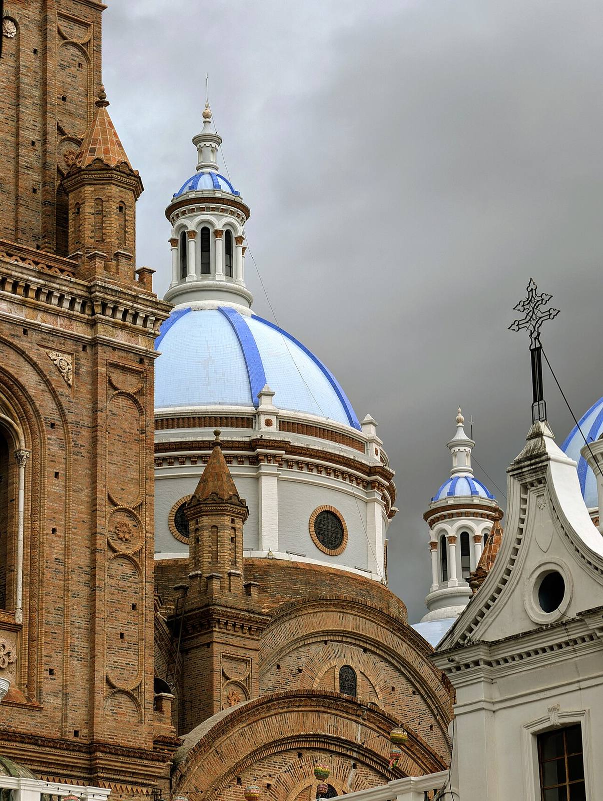 Las cúpulas azules de la Catedral Nueva, lo más emblemático que ver en Cuenca, Ecuador