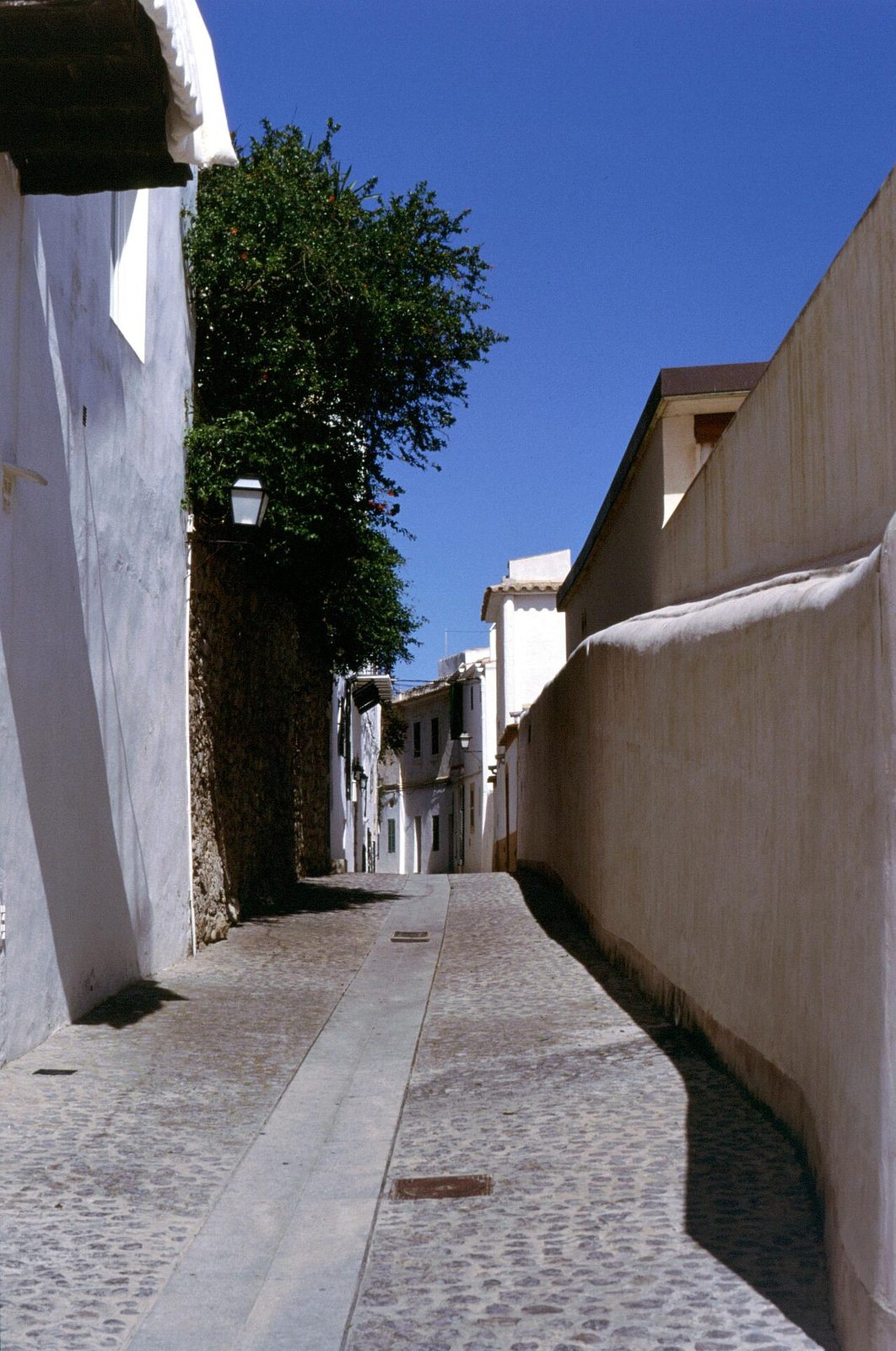 Dalt Vila, el casco antiguo de Ibiza a un paso de Playa d'en Bossa