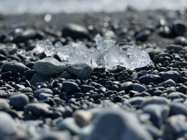 Bloques de hielo sobre la arena negra de Diamond Beach, junto a Jökulsárlón