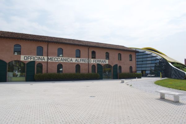 El Museo Enzo Ferrari, uno de los grandes reclamos de qué ver en Módena