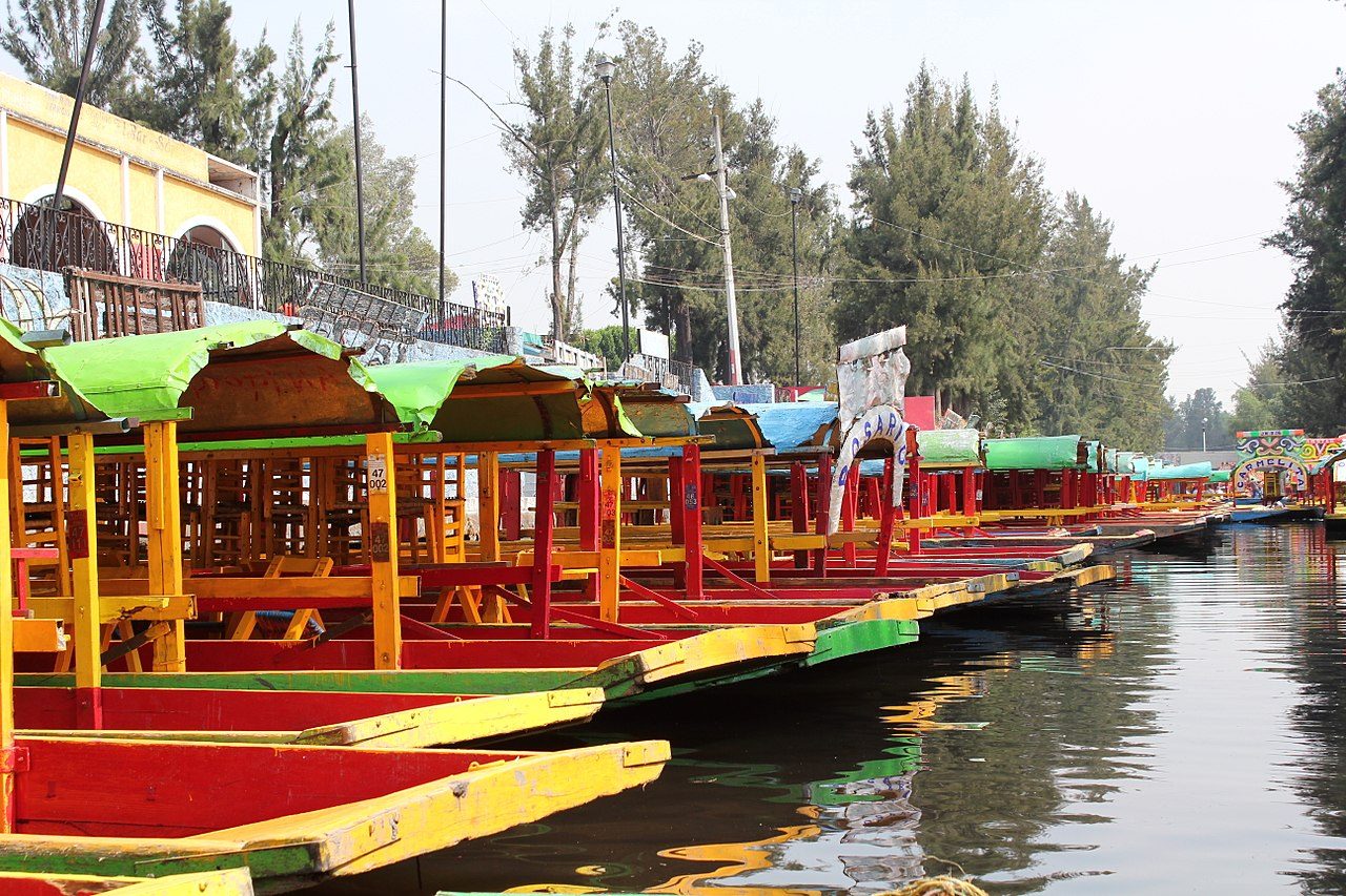 Las coloridas trajineras de Xochimilco, imprescindible que ver cerca de Ciudad de México