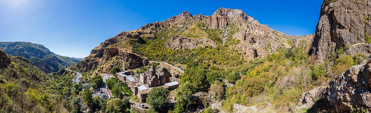 Excursiones de un día en Erevan: el monasterio de Geghard, tallado en la roca
