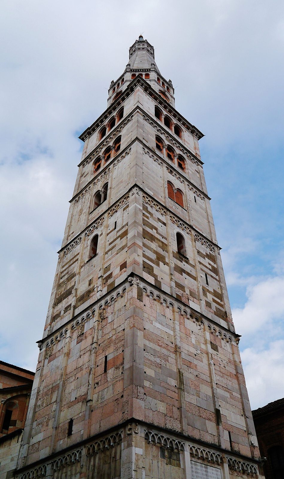 La torre Ghirlandina, emblema de qué ver en Módena