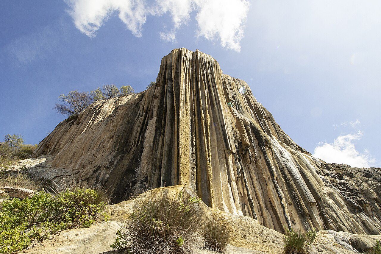 Hierve el Agua, una de las excursiones de un día en Oaxaca más fotografiadas