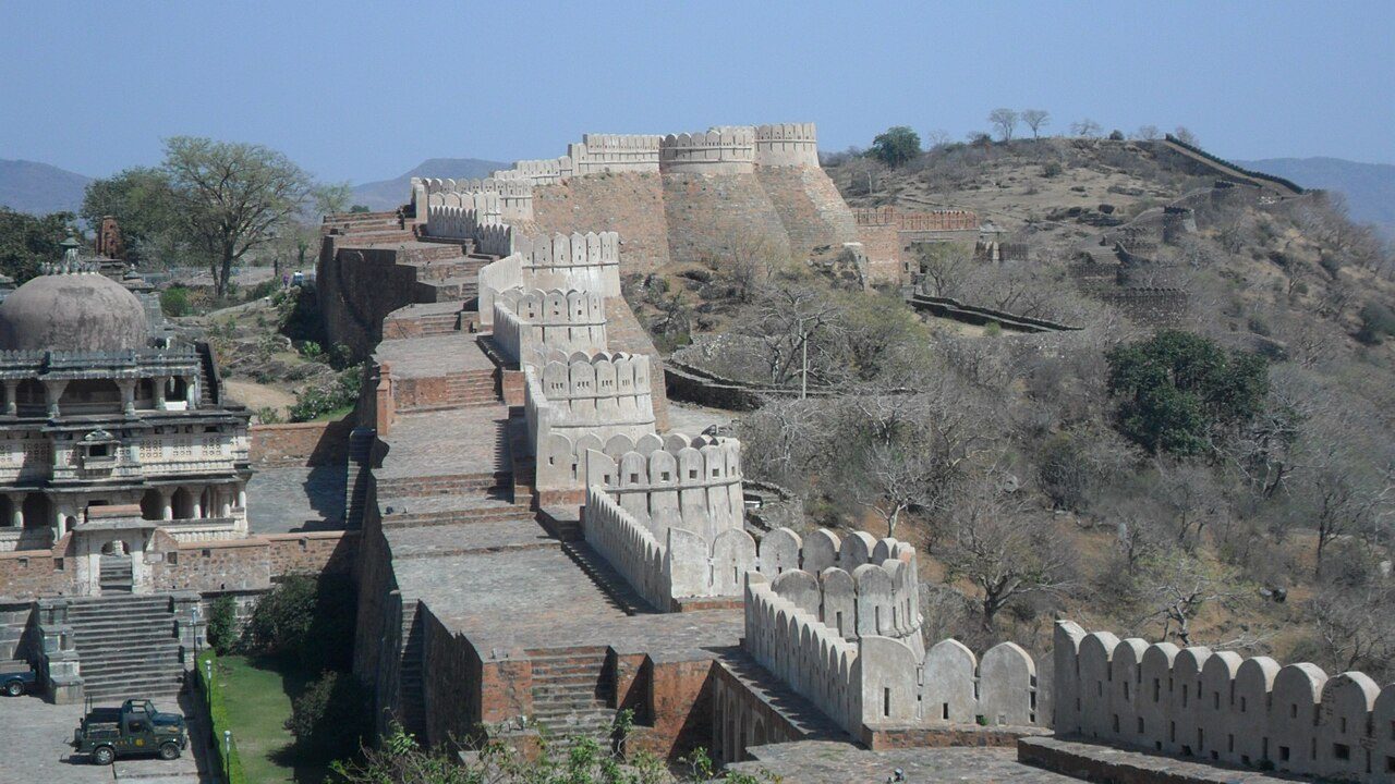 Excursiones de un día en Udaipur: la imponente muralla del fuerte de Kumbhalgarh