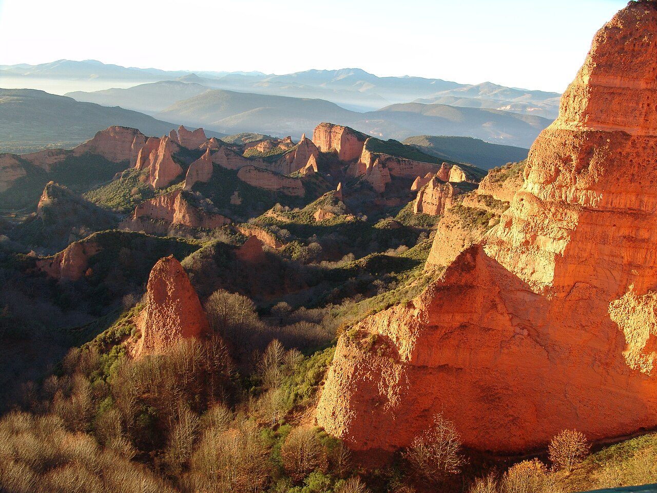 Excursiones de un día en Ponferrada: el paisaje rojizo de Las Médulas es la salida estrella.