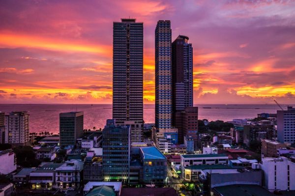 Vistas del skyline y la bahía al llegar a Manila, capital de Filipinas