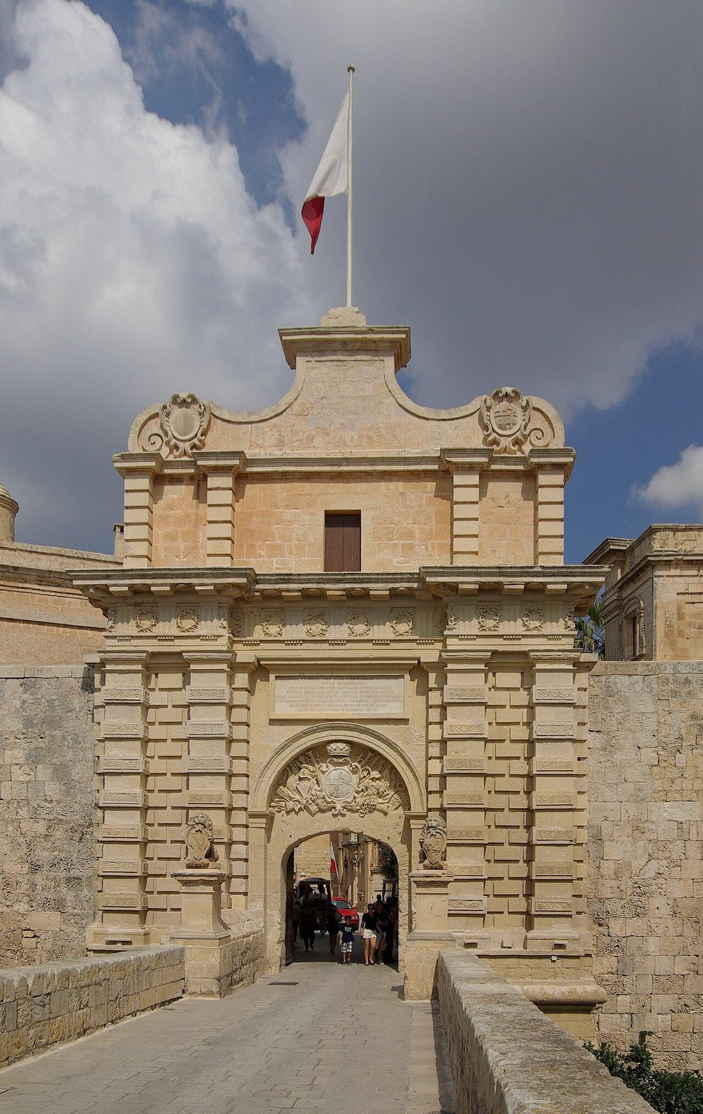 La monumental Puerta de Vilhena, entrada principal para descubrir qué ver en Mdina