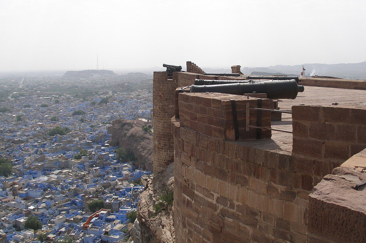 Vistas de la ciudad azul desde el fuerte durante una visita guiada en Jodhpur