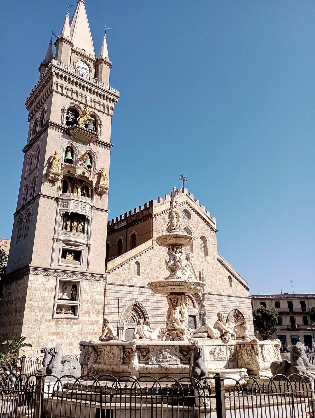 La Piazza del Duomo con el reloj astronómico, parada obligada de lo que ver en Messina