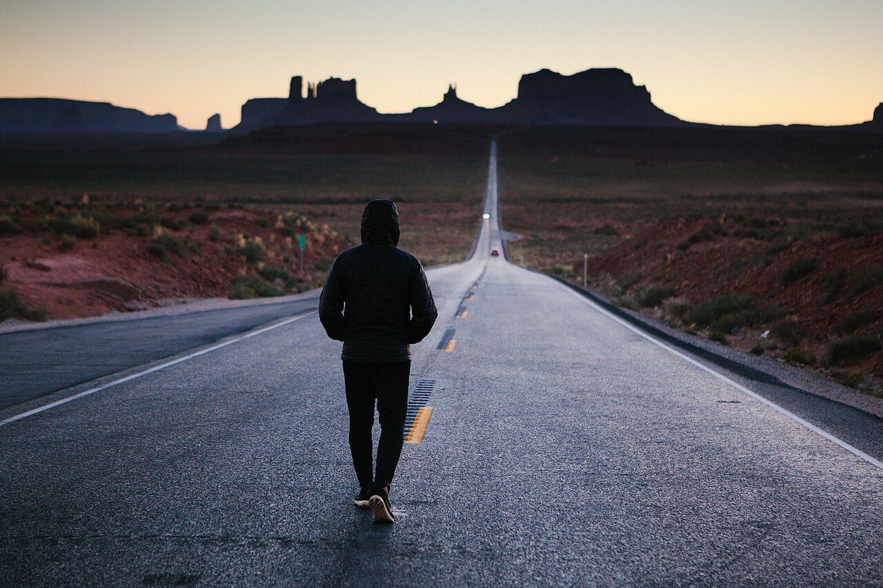 La carretera hacia Monument Valley, uno de los paisajes más icónicos del Oeste americano