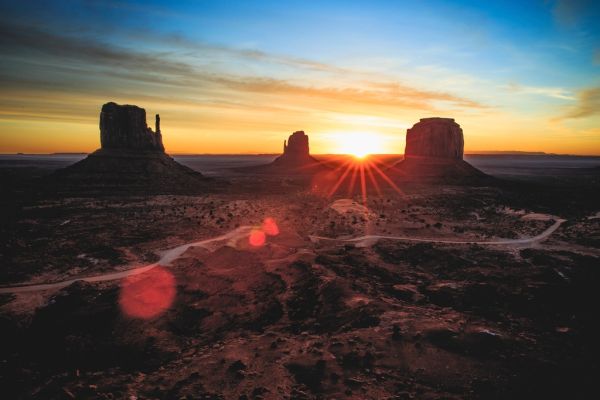 Amanecer sobre las Mittens, el gran premio de dormir en Monument Valley