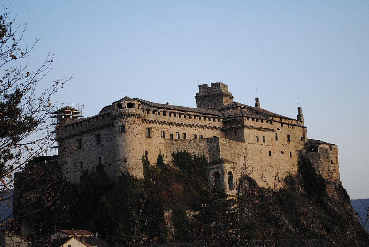 Calles del centro histórico de camino a los imprescindibles que ver en Parma