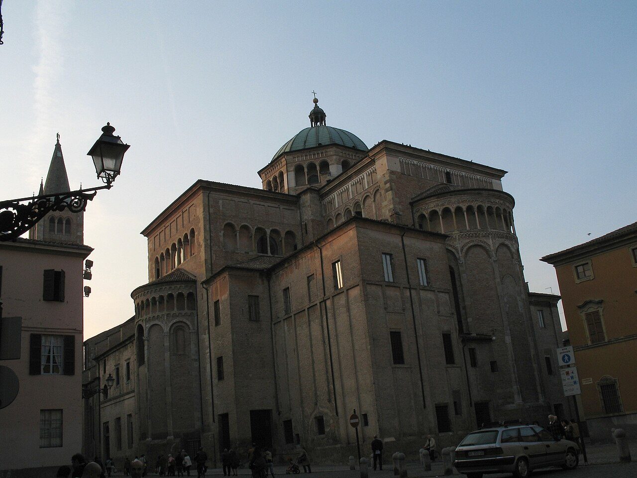 Tours y visitas guiadas en Parma: la Piazza Duomo y su Baptisterio de mármol rosado.