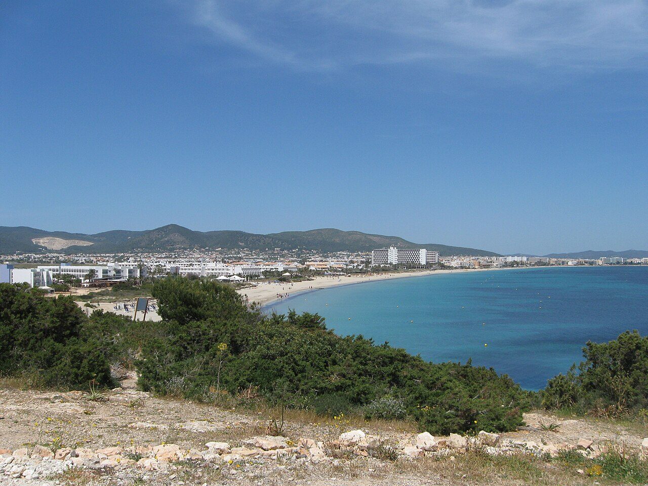 Vista del arenal de Playa d'en Bossa, la playa más larga de Ibiza