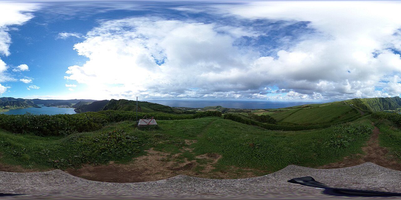 Excursiones de un día en Sao Miguel: las lagunas gemelas de Sete Cidades desde el mirador.