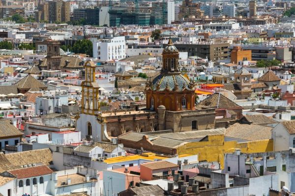 Callejuelas del barrio de Santa Cruz, protagonistas de los free tours en Sevilla