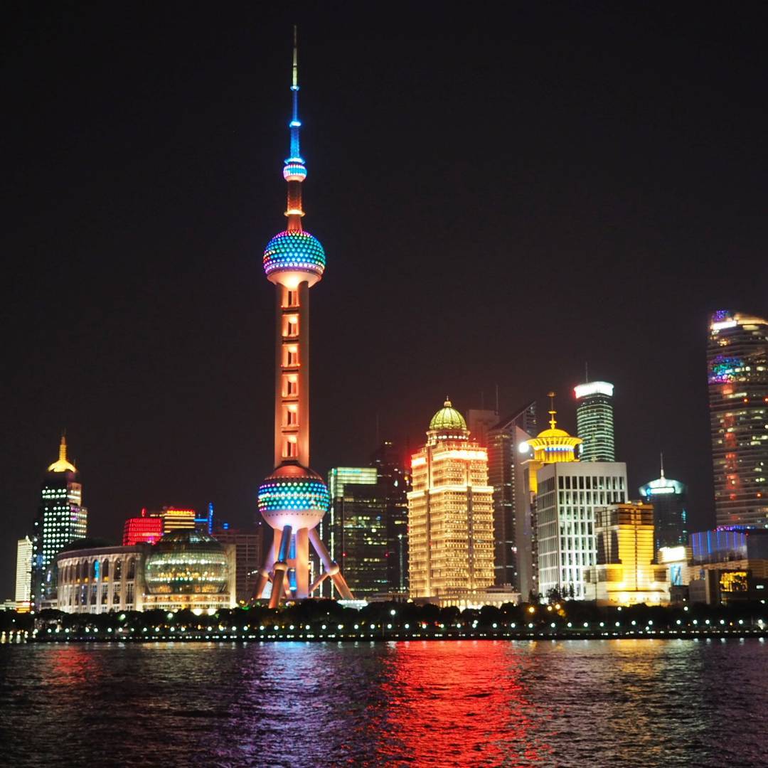 Los free tours en Shanghai suelen incluir el mítico paseo del Bund frente a los rascacielos de Pudong.