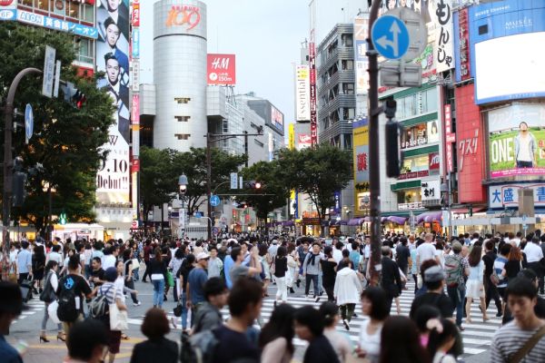 Un free tour en Tokio por el mítico cruce de Shibuya al anochecer.