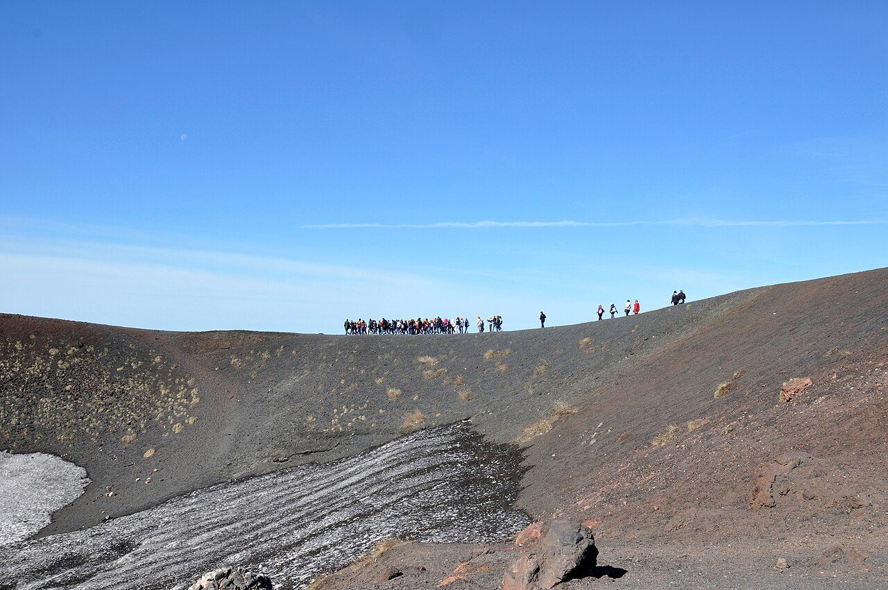 Los Cráteres Silvestri, parada clave para saber qué ver en el Etna