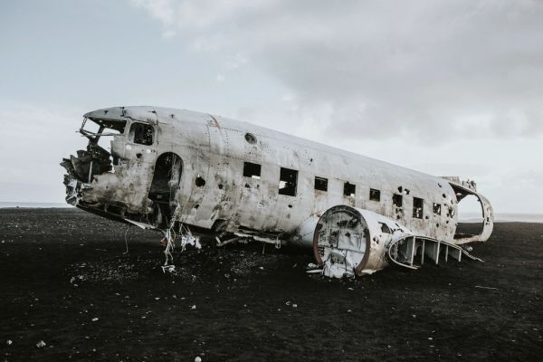 Restos del avión DC-3 en Sólheimasandur, una de las excursiones más populares desde Vík