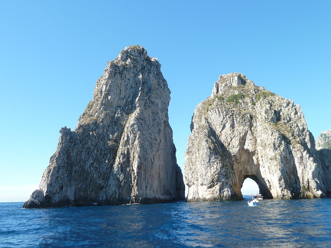Cruceros y barcos en Sorrento: navegando hacia Capri desde Marina Piccola.