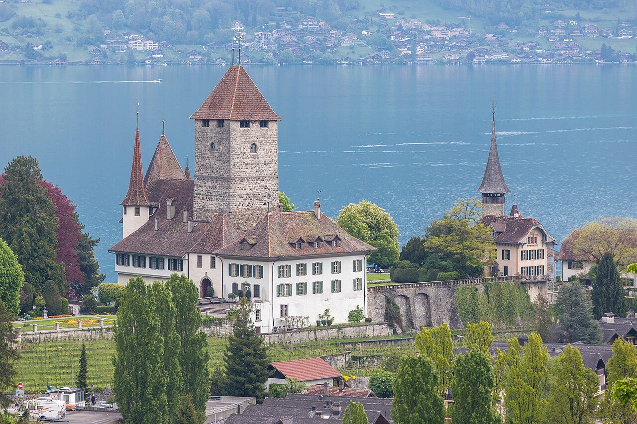 El castillo de Spiez sobre el lago, una de las excursiones más bonitas cerca de Thun
