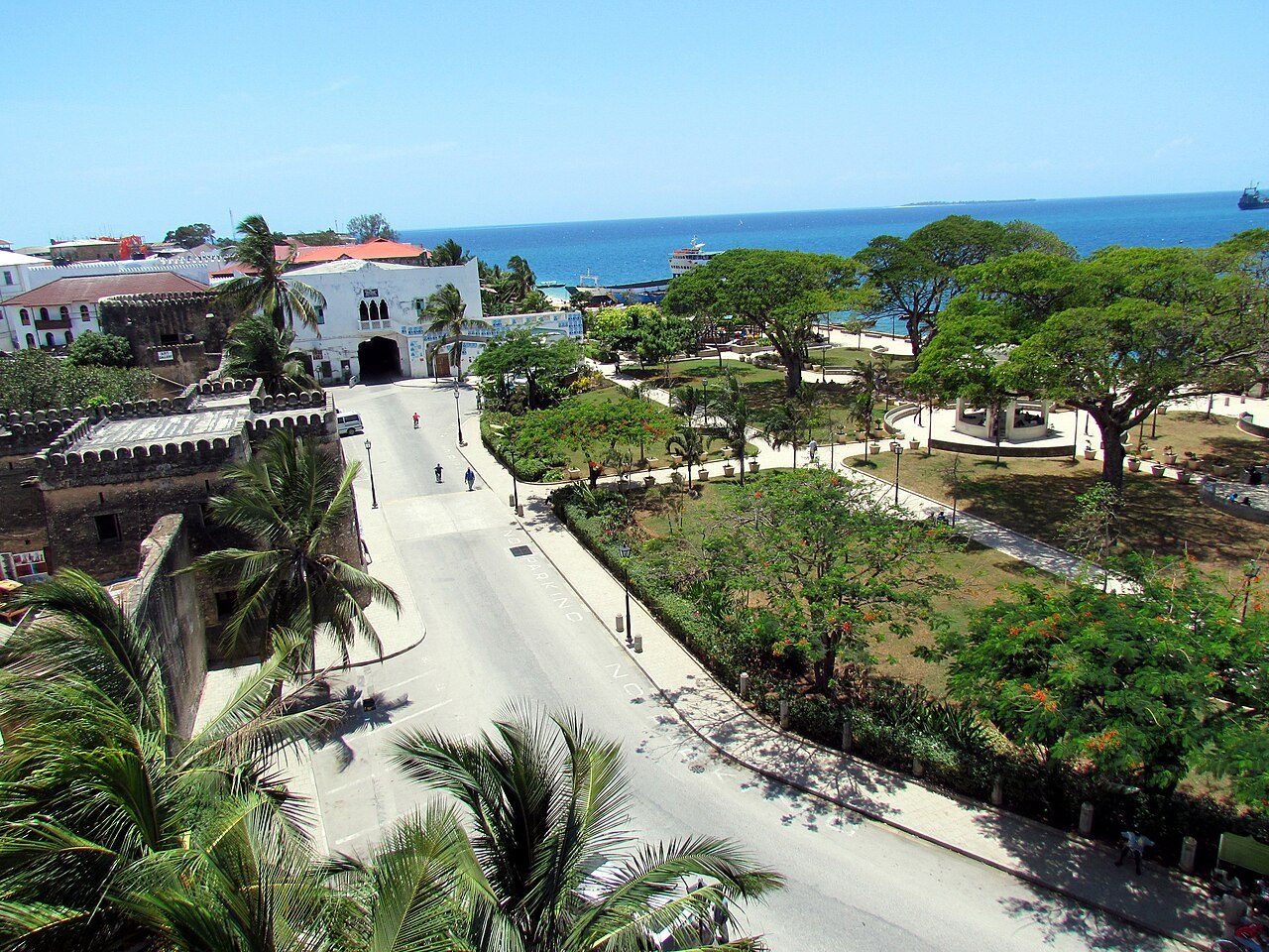 Callejones de Stone Town, parada imprescindible en cualquier visita guiada en Zanzibar.