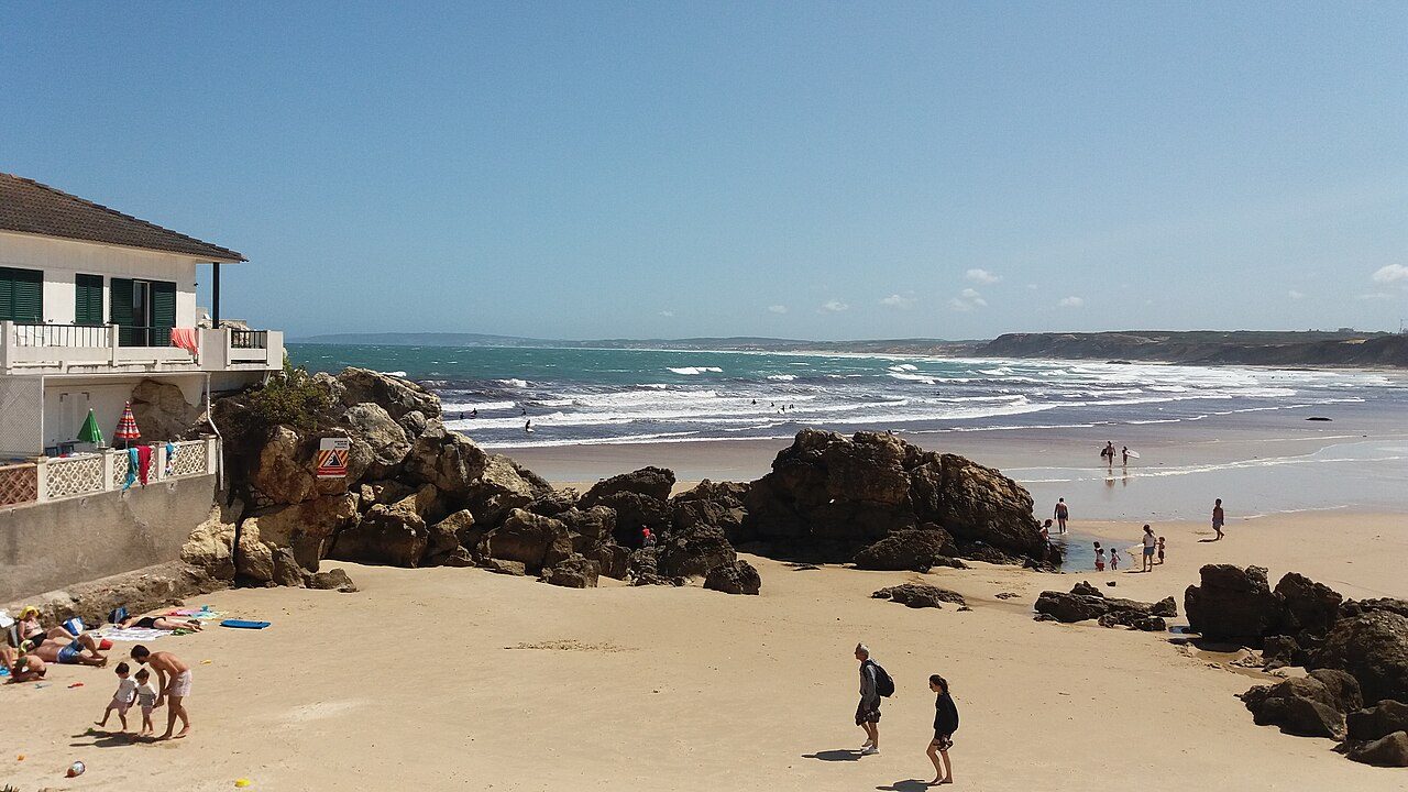 Las olas de Supertubos, uno de los grandes atractivos que ver en Peniche